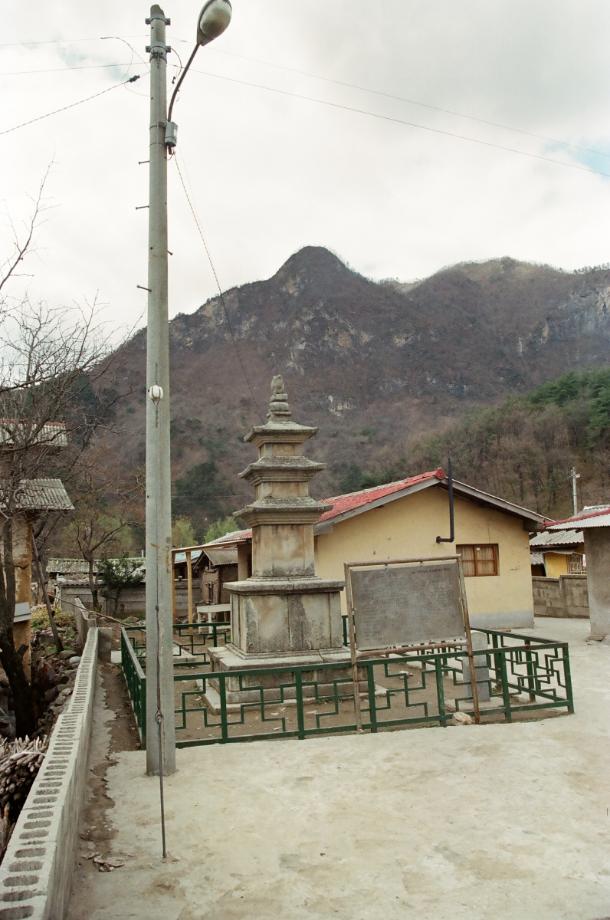 단양 향산리 삼층석탑이미지