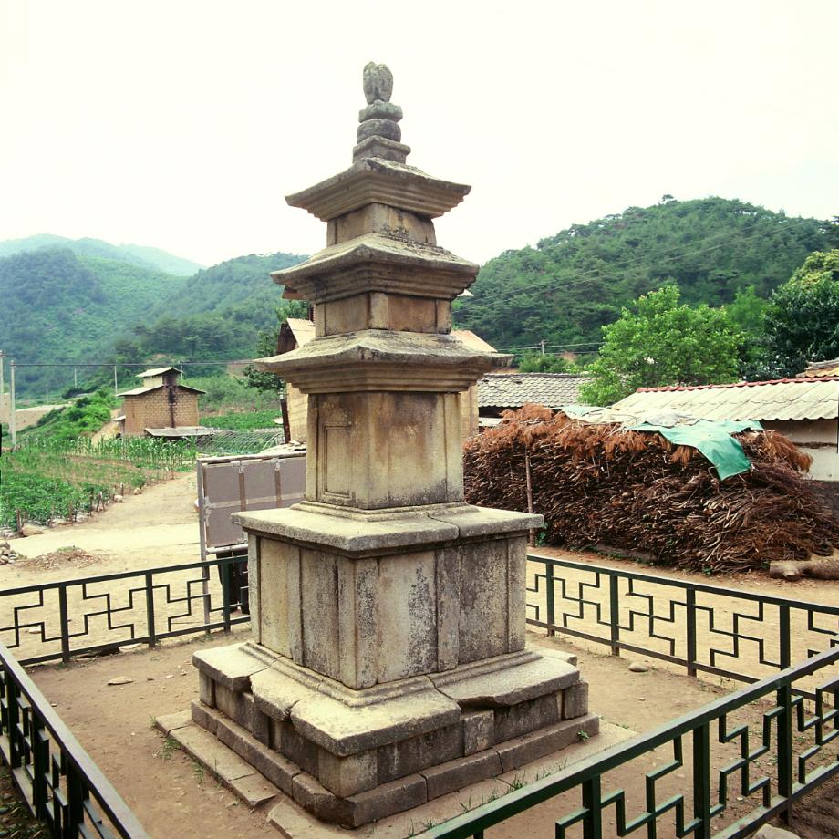 단양 향산리 삼층석탑이미지
