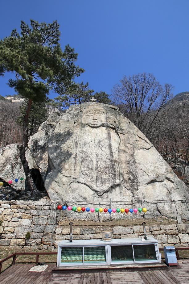 제천 덕주사 마애여래입상