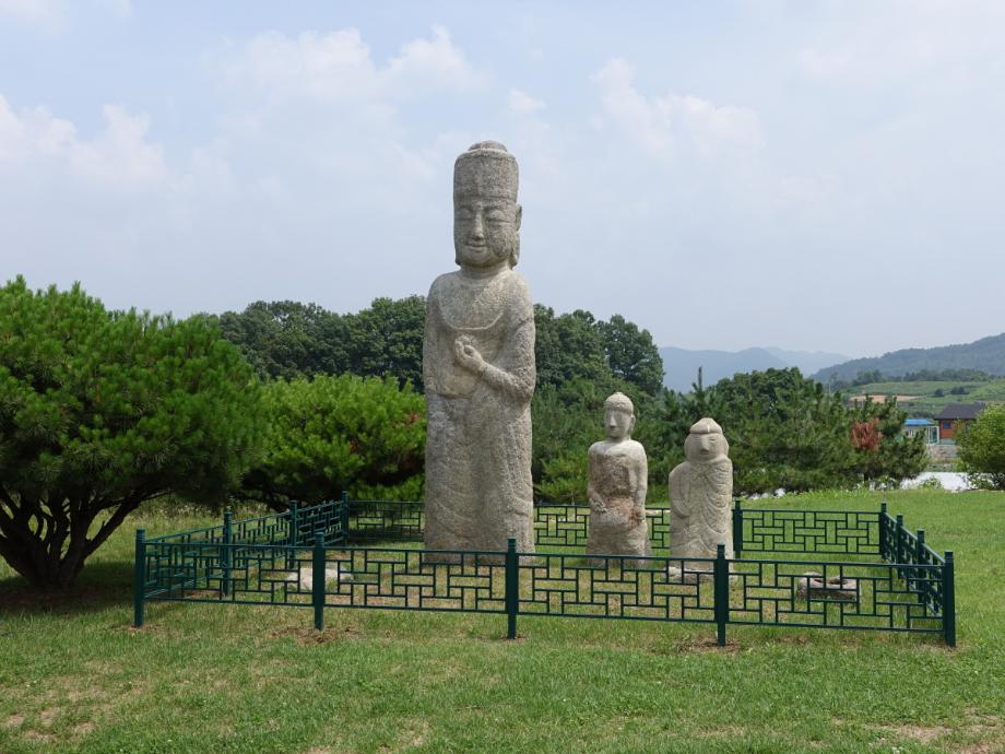 증평 남하리 석조보살입상