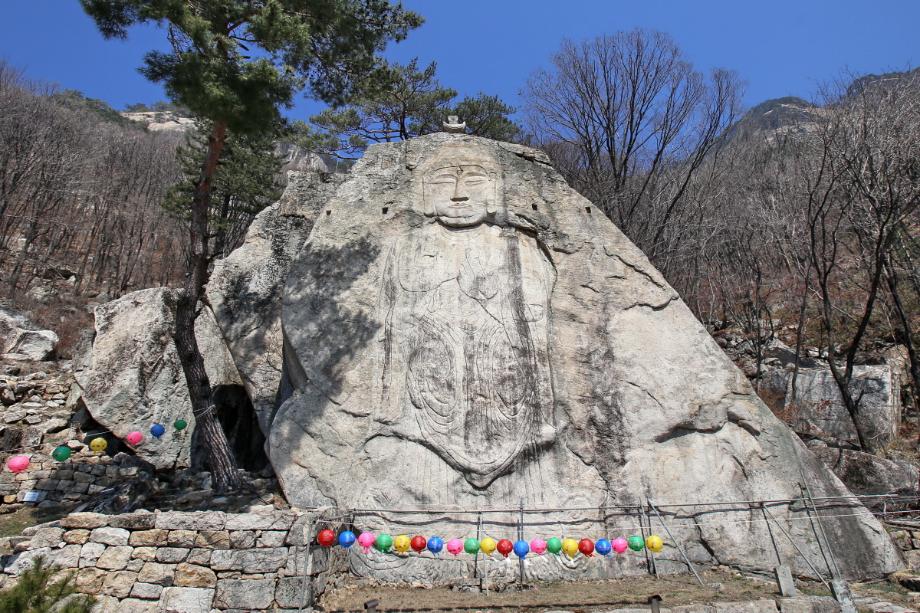 제천 덕주사 마애여래입상