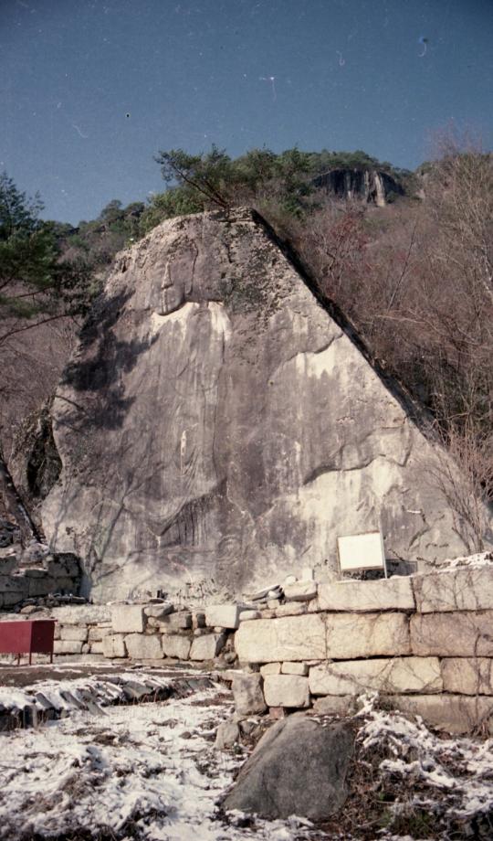 제천 덕주사 마애여래입상