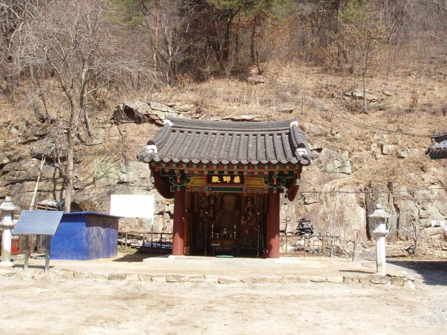 제천 덕주사 석조약사여래입상이미지