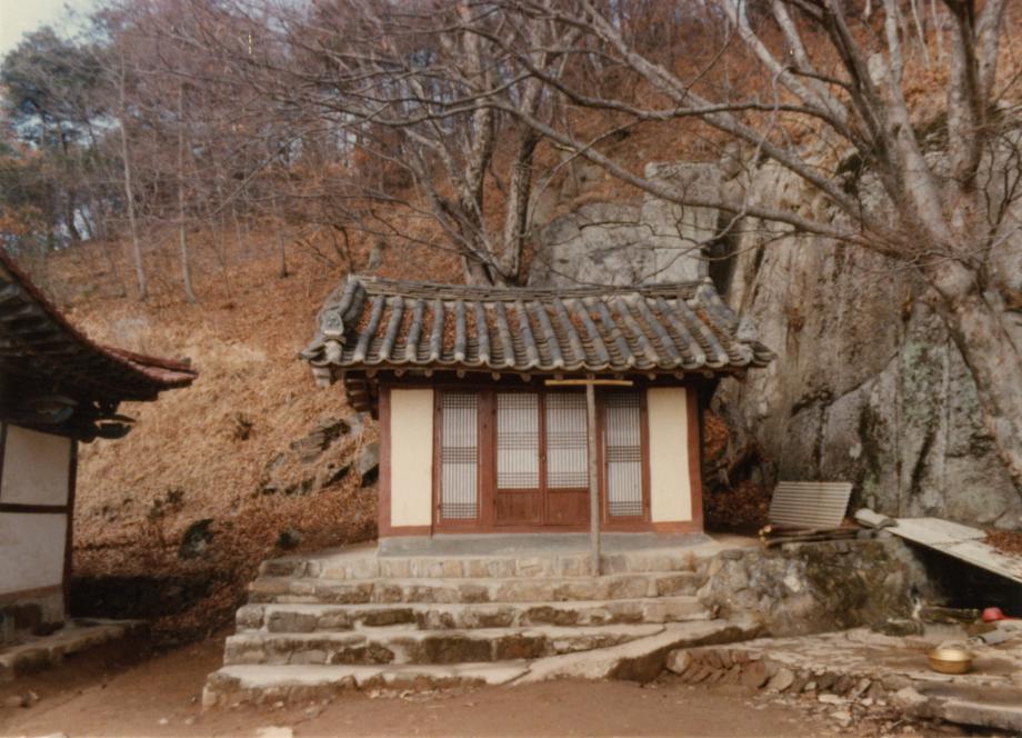 괴산 봉학사지 석조여래좌상이미지