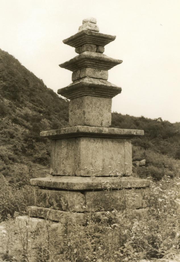 충주 미륵대원지 삼층석탑이미지