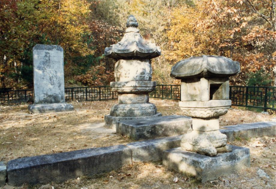 충주 청룡사지 보각국사탑 앞 사자 석등이미지