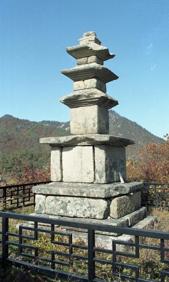 충주 미륵대원지 삼층석탑이미지