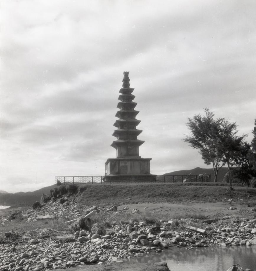 충주 탑평리 칠층석탑이미지