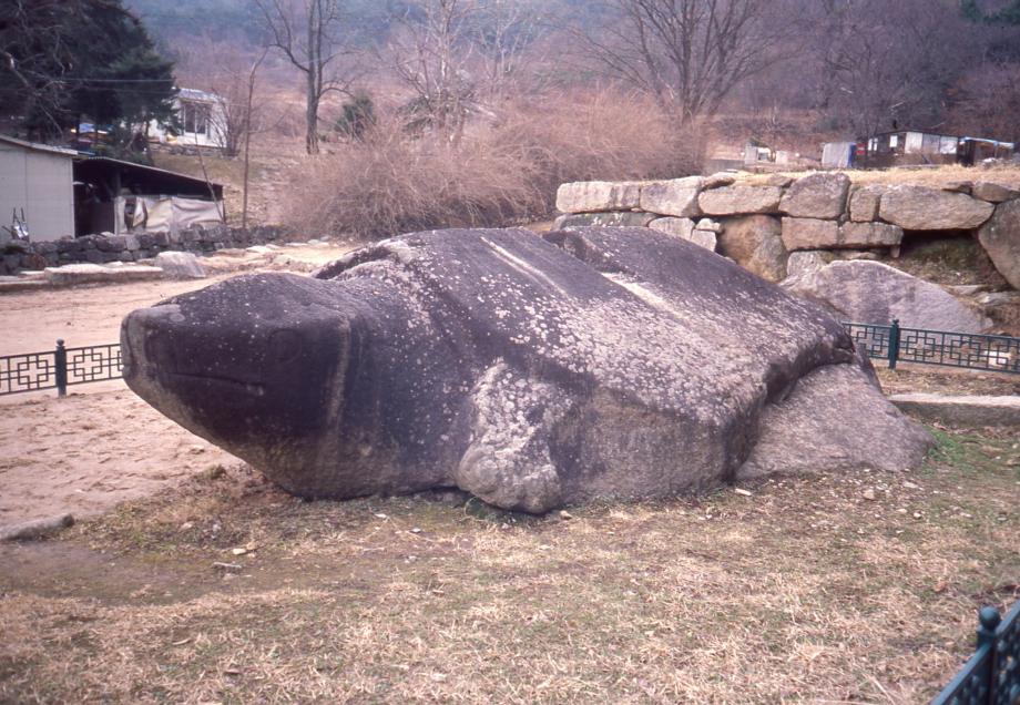 충주 미륵대원지 석조귀부이미지