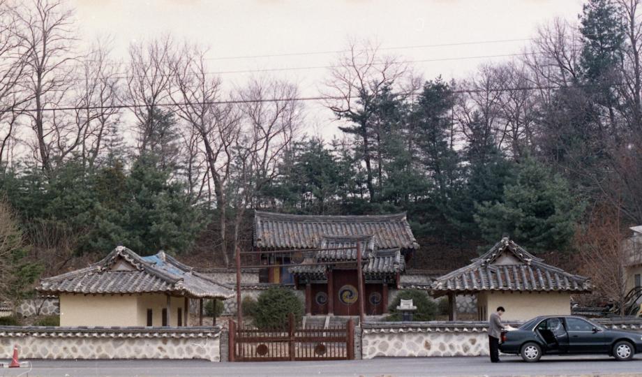 청주 안정라씨 삼세충효문이미지
