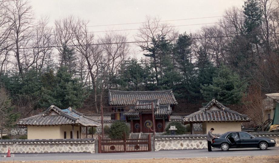 청주 안정라씨 삼세충효문이미지