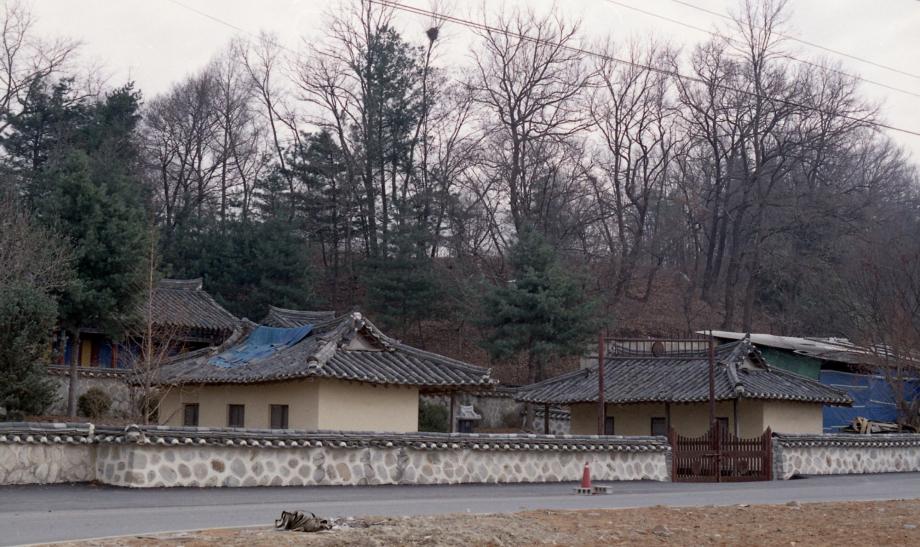청주 안정라씨 삼세충효문이미지