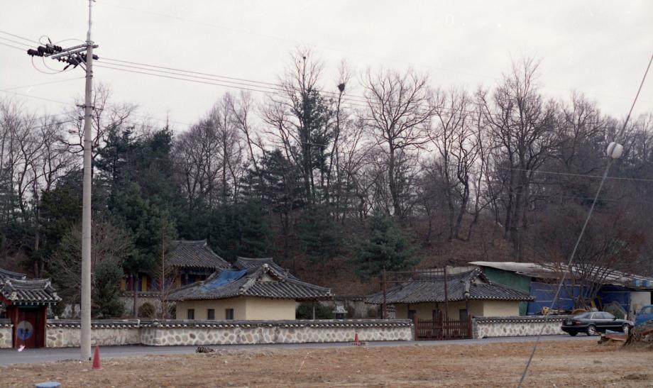 청주 안정라씨 삼세충효문이미지