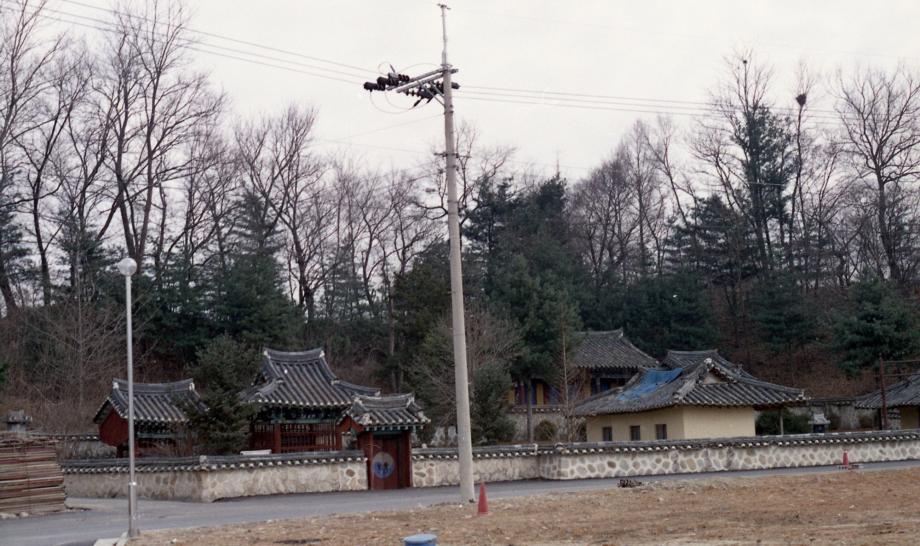 청주 안정라씨 삼세충효문이미지
