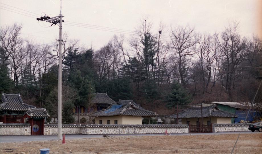 청주 안정라씨 삼세충효문이미지