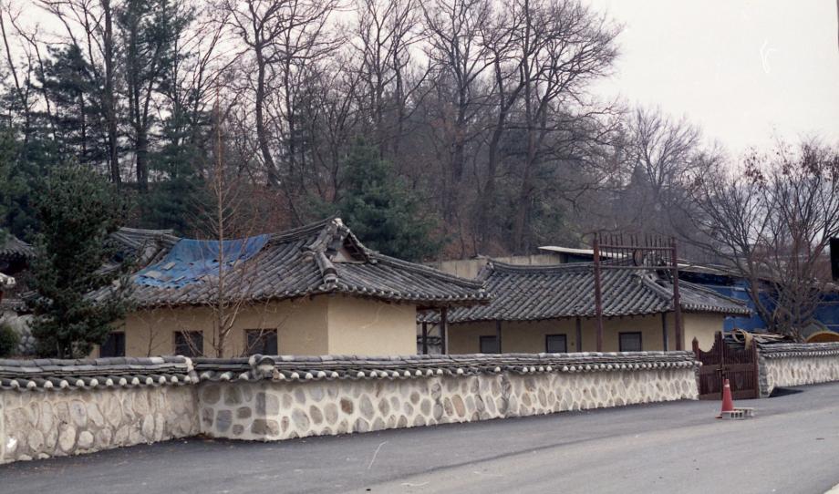 청주 안정라씨 삼세충효문이미지