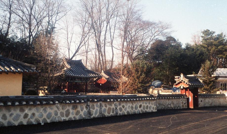 청주 안정라씨 삼세충효문이미지