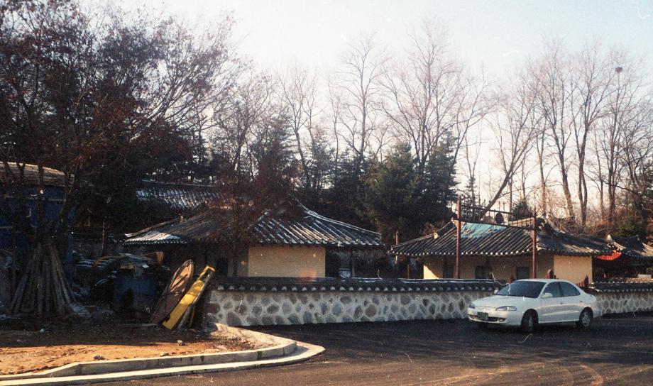 청주 안정라씨 삼세충효문이미지