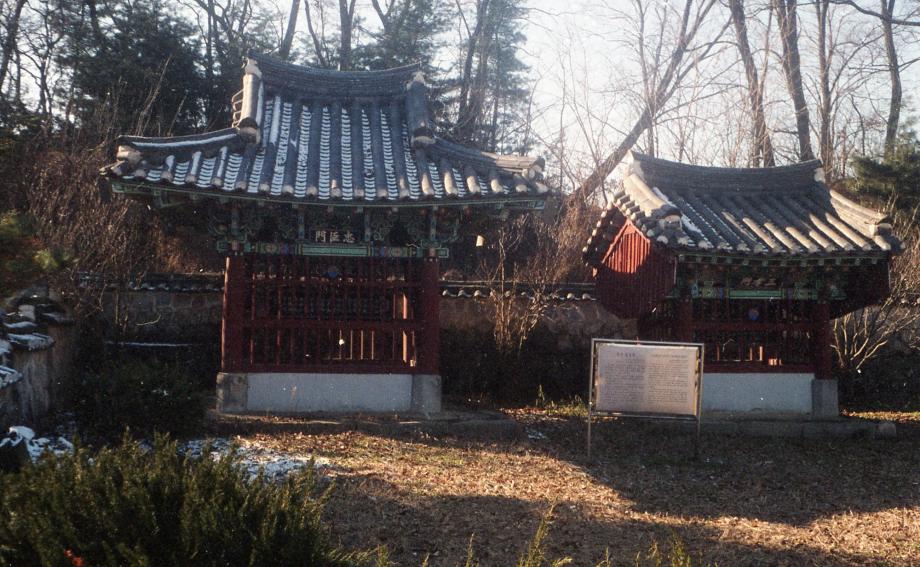 청주 안정라씨 삼세충효문이미지