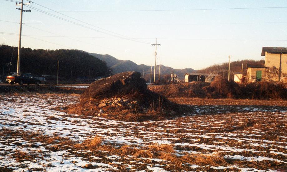 충주 신청리 고인돌이미지