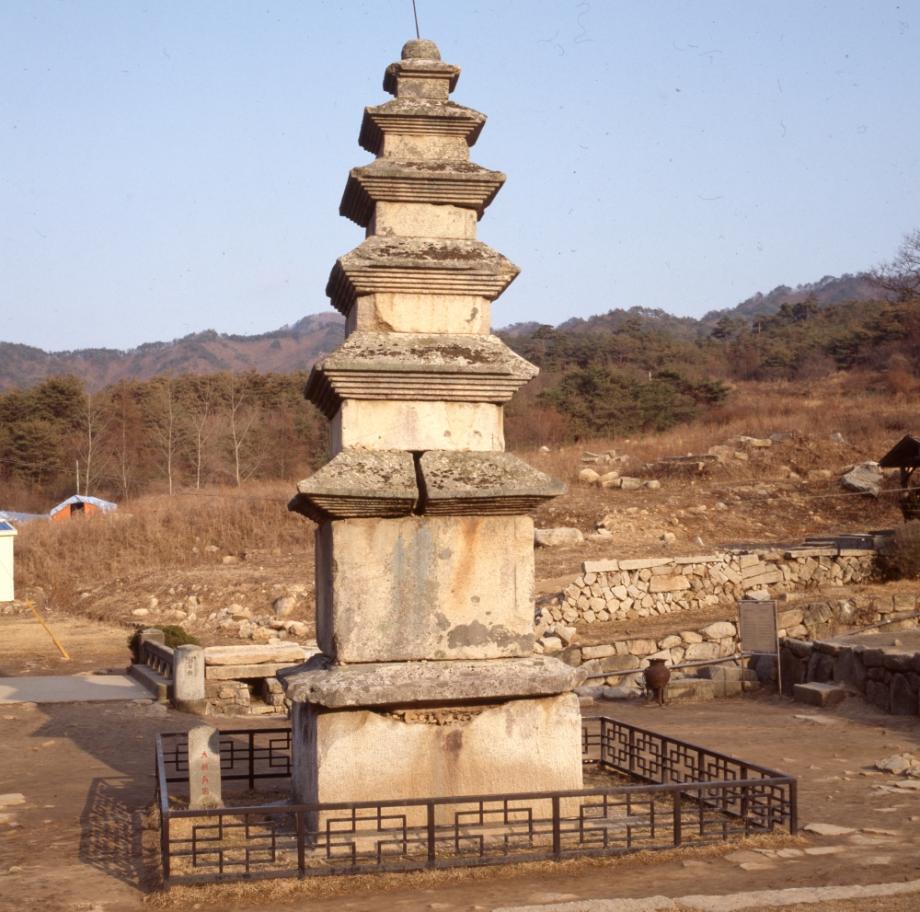 충주 미륵리 오층석탑이미지