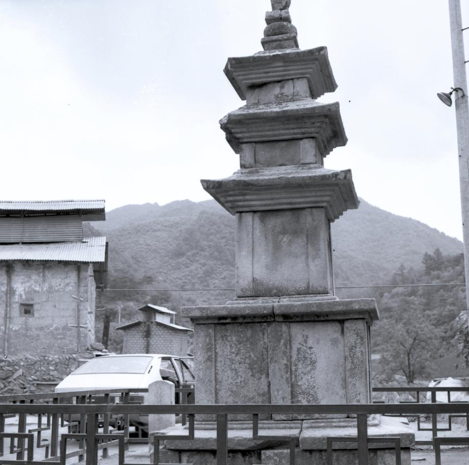 단양 향산리 삼층석탑이미지