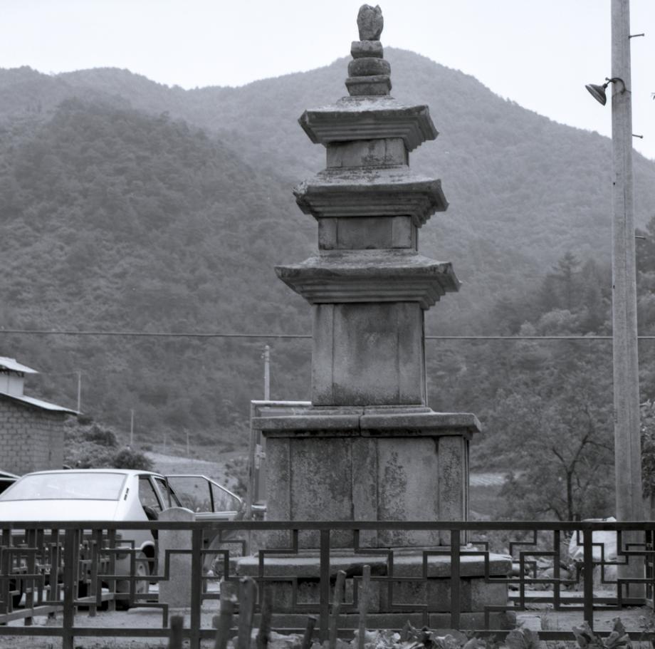 단양 향산리 삼층석탑이미지