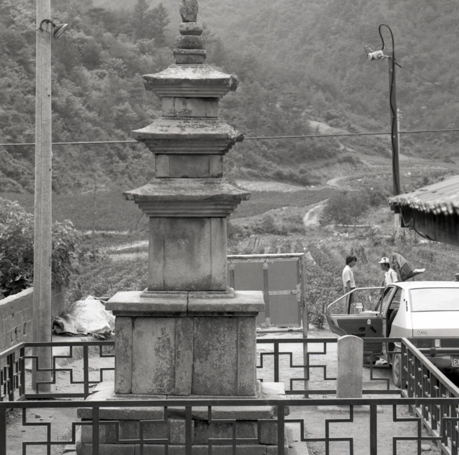 단양 향산리 삼층석탑이미지