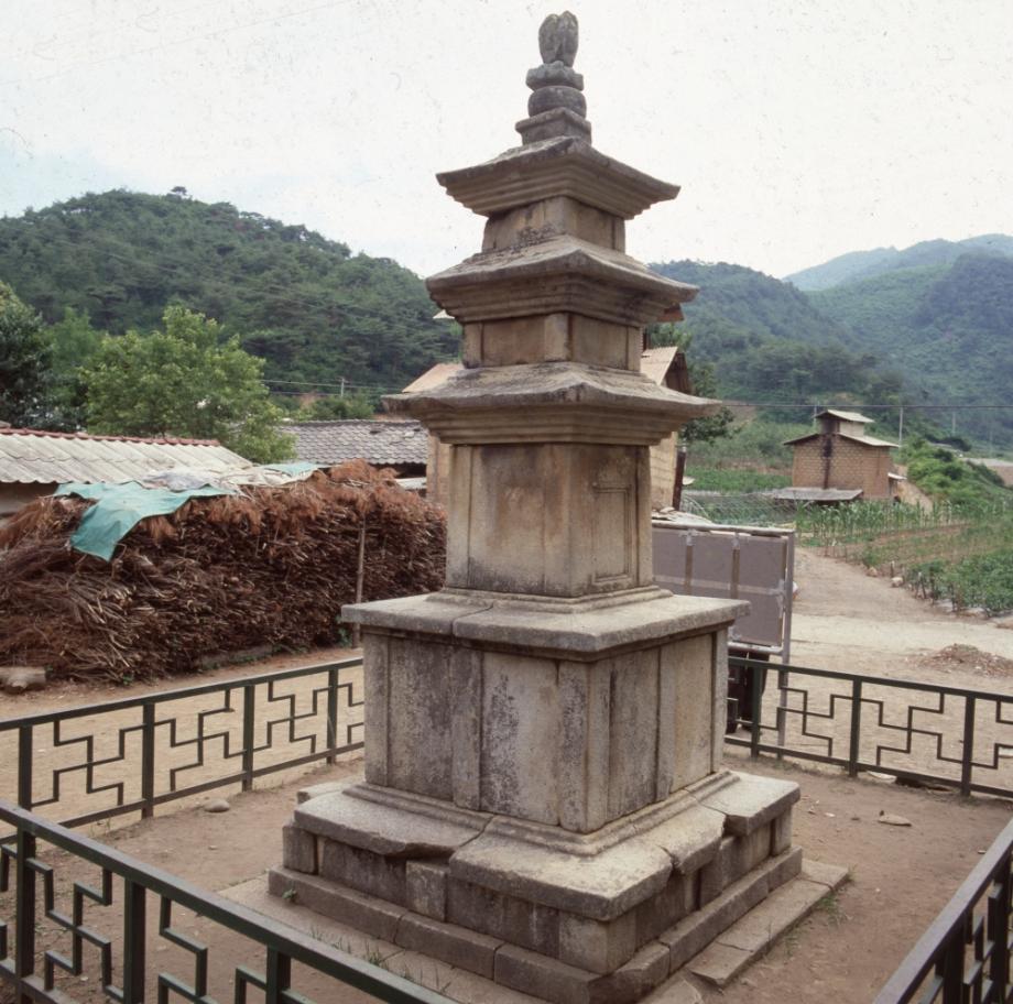 단양 향산리 삼층석탑이미지