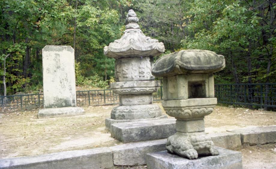 충주 청룡사지 보각국사탑 앞 사자 석등이미지