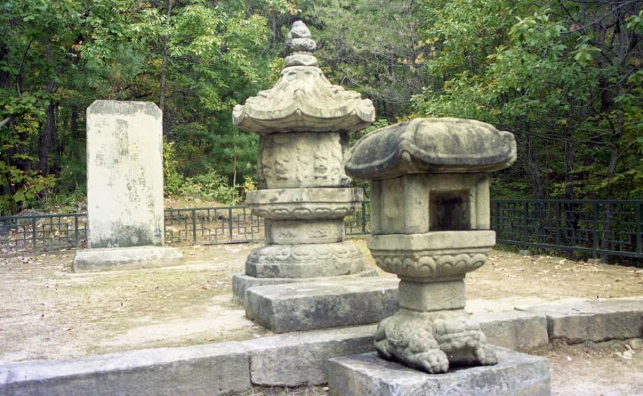 충주 청룡사지 보각국사탑 앞 사자 석등이미지