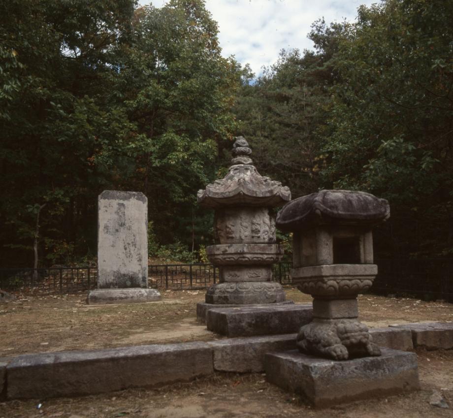 충주 청룡사지 보각국사탑 앞 사자 석등이미지