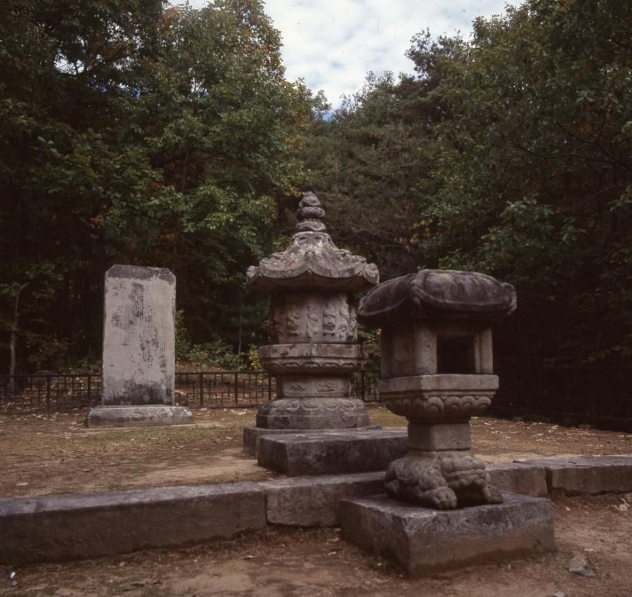 충주 청룡사지 보각국사탑 앞 사자 석등이미지