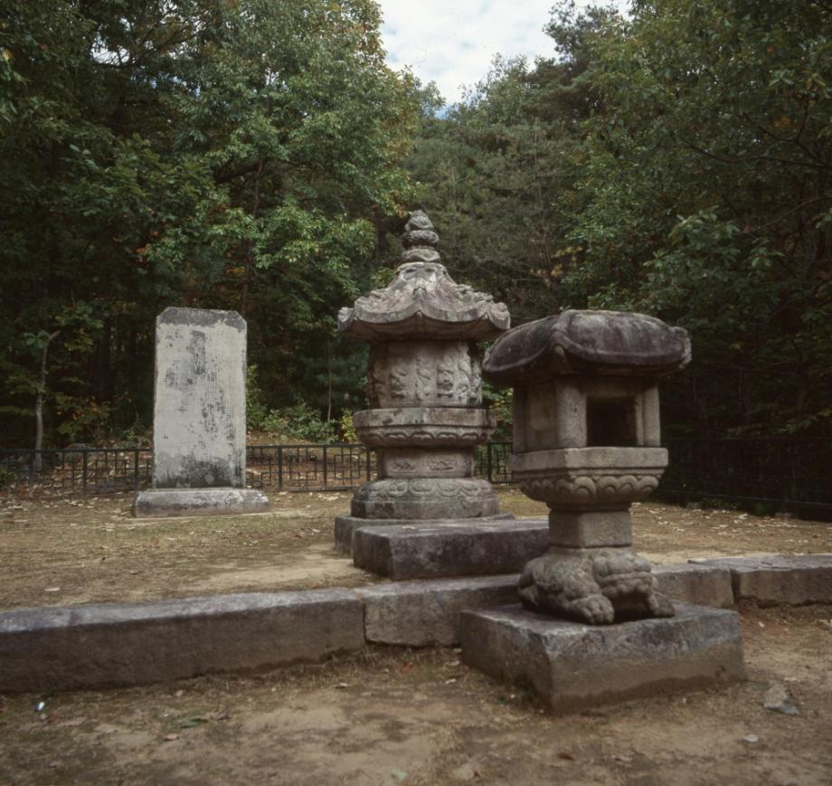 충주 청룡사지 보각국사탑 앞 사자 석등이미지