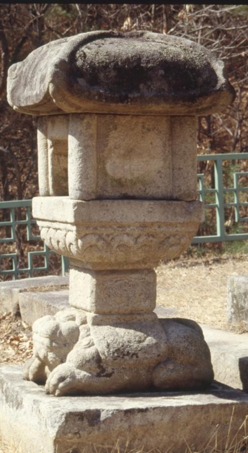 충주 청룡사지 보각국사탑 앞 사자 석등이미지