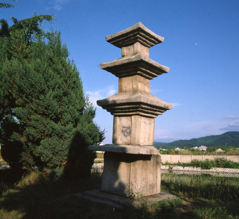 음성 읍내리 삼층석탑이미지