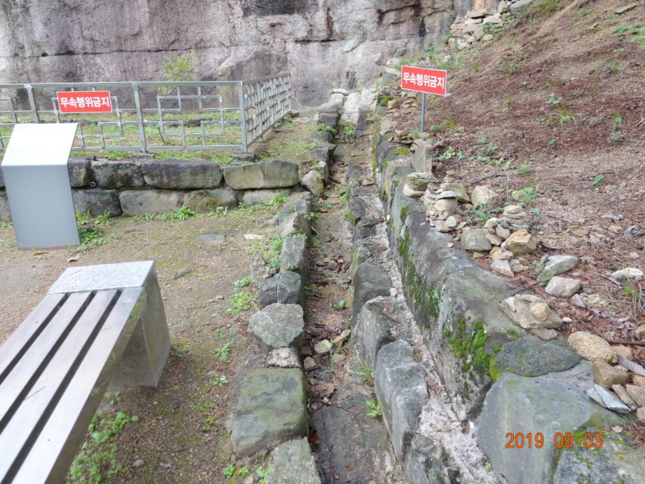 괴산 원풍리 마애이불병좌상이미지