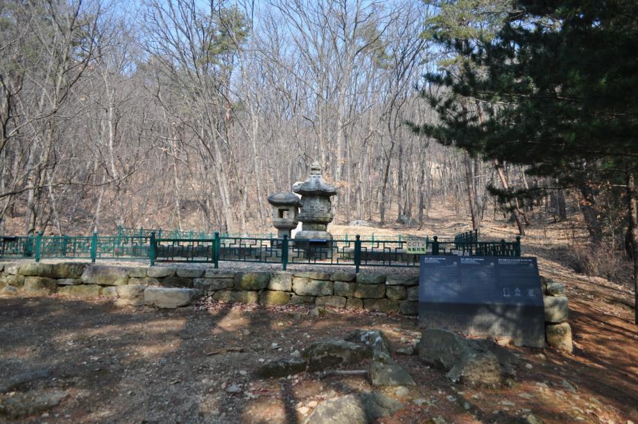 충주 청룡사지 보각국사탑 앞 사자 석등이미지