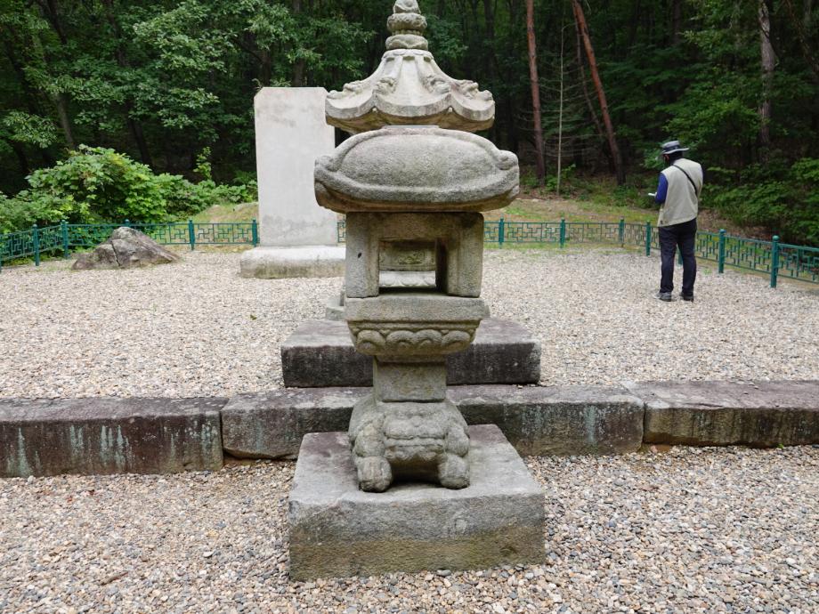 충주 청룡사지 보각국사탑 앞 사자 석등이미지