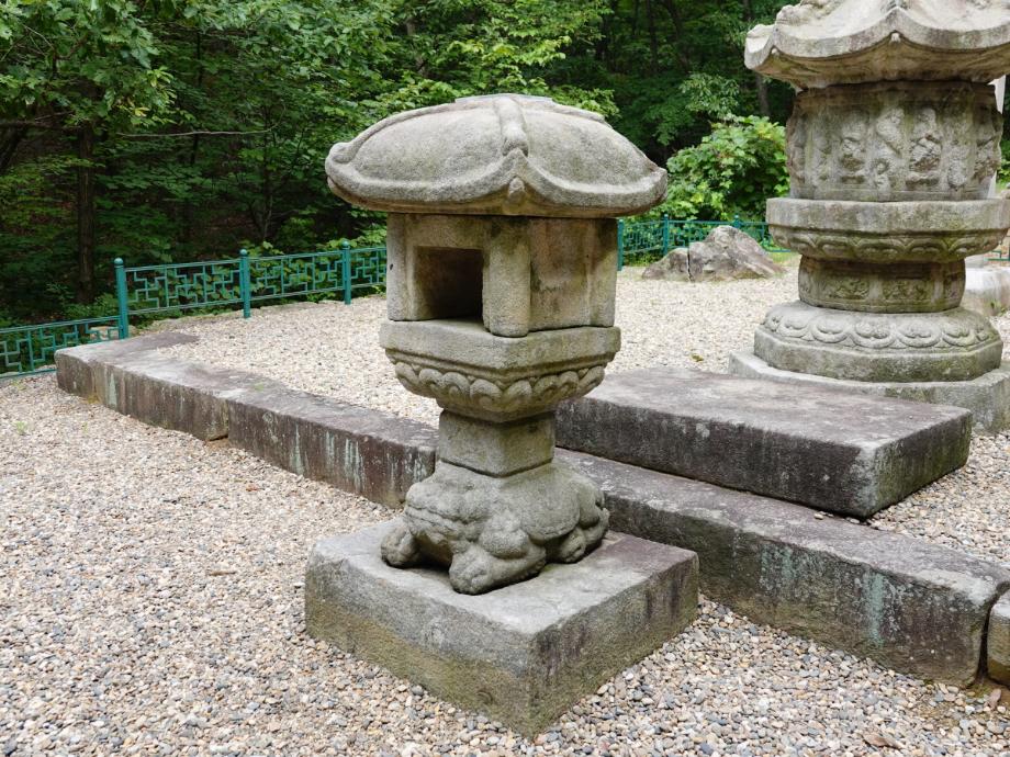 충주 청룡사지 보각국사탑 앞 사자 석등이미지