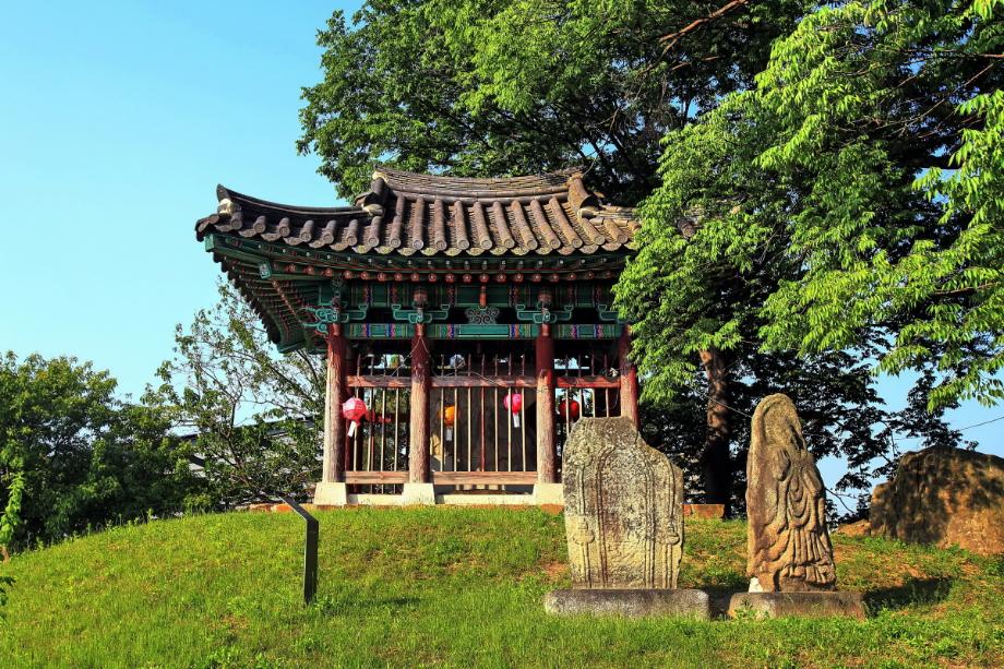 청주의 보물 비중리 석조삼존불좌상 이미지